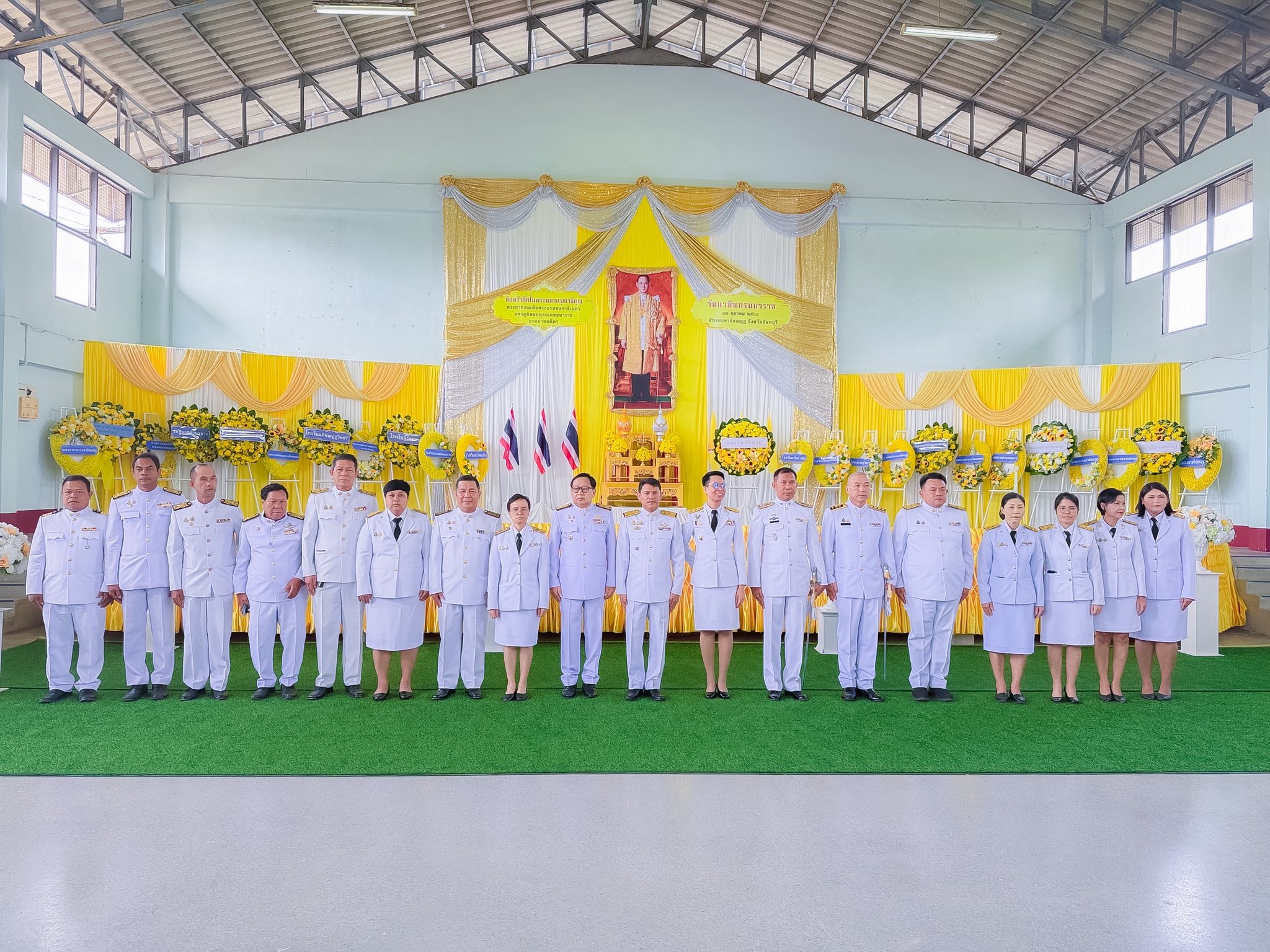 พิธีทำบุญตักบาตร และวางพวงมาลาเบื้องหน้าพระบรมฉายาลักษณ์ พระบาทสมเด็จพระบรมชนกาธิเบศร มหาภูมิพลอดุลยเดชมหาราช บรมนาถบพิตรแสดงความจงรักภักดีและสำนึกในพระมหากรุณาธิคุณ เนื่องในวัน “นวมินทรมหาราช” ณ ที่ว่าการอำเภอเขาคิชฌกูฏ