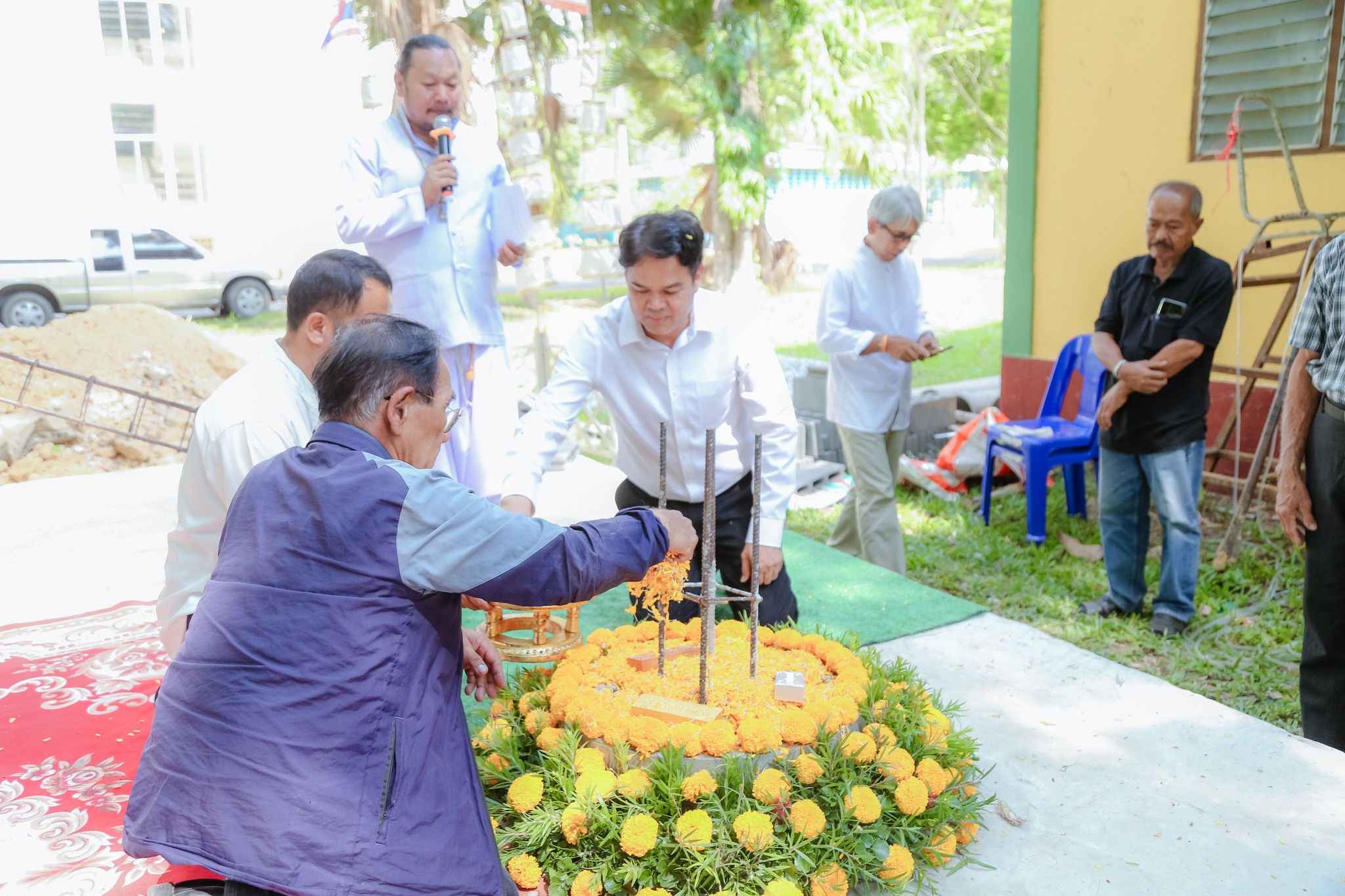 มูลนิธิศิษย์เก่ากระทิง จัดพิธีลงเสาเอกวิหารประดิษฐานรูปหล่อ “ท่านพ่อเขียน” ณ อาคารหอวัฒนธรรมและการเรียนรู้ของตนเอง (อาคารไม้)